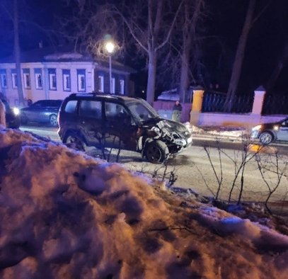 В Суздале легковушка протаранила карету с людьми
