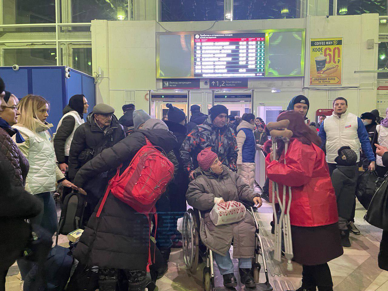 Новости 23.03 2023. Беженцы фото. Люди на вокзале. Беженцы на вокзале. Мариуполь беженцы.