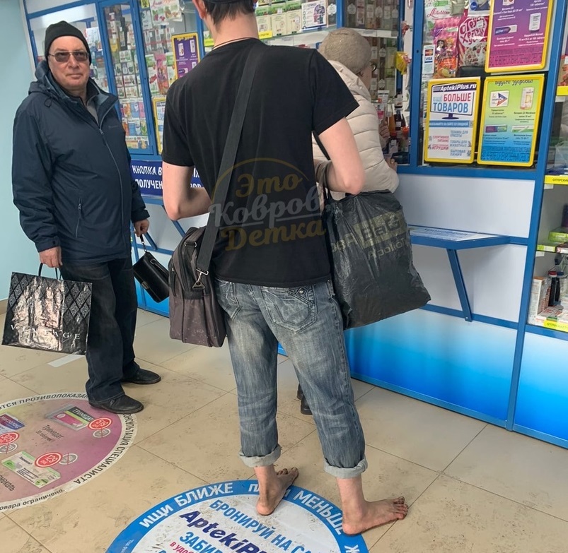 По улицам Коврова разгуливает босой парень