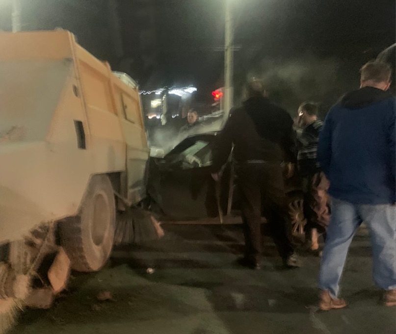  легковушка влетела в машину дорожников