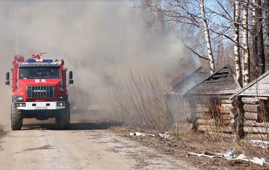 В поселке Сокол спасатели тушили легендарный низовой пожар