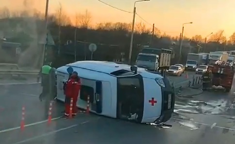 На трассе М-7 во Владимирской области перевернулась карета скорой помощи