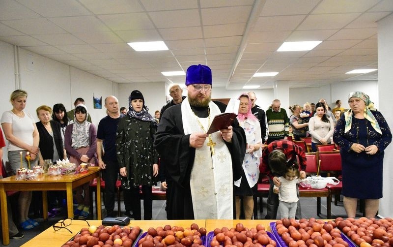 Для беженцев из Д/ЛНР совершили чин освящения пасхальных яиц и куличей