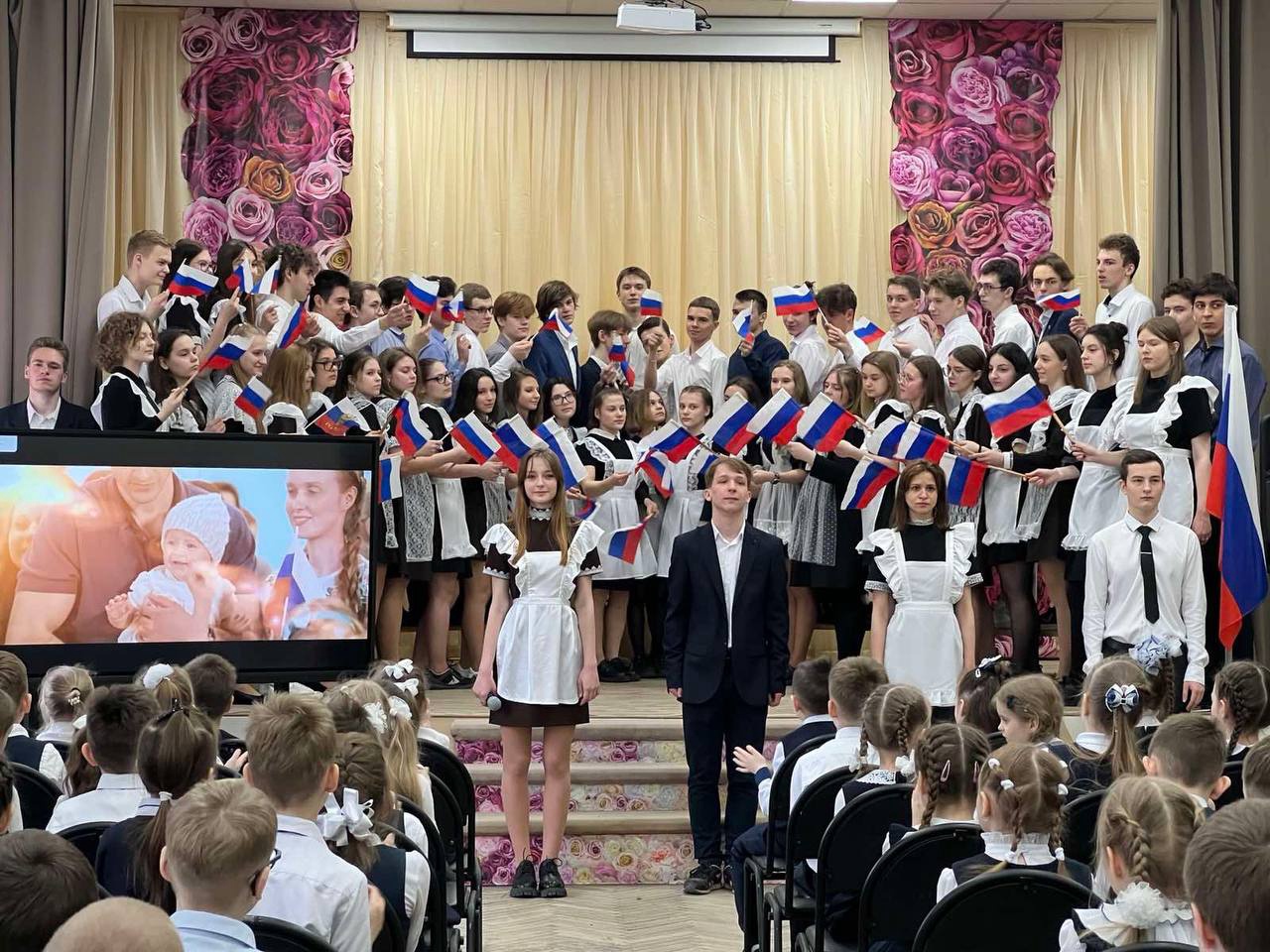Во Владимирских школах прошла патриотическая акция с флагом и гимном