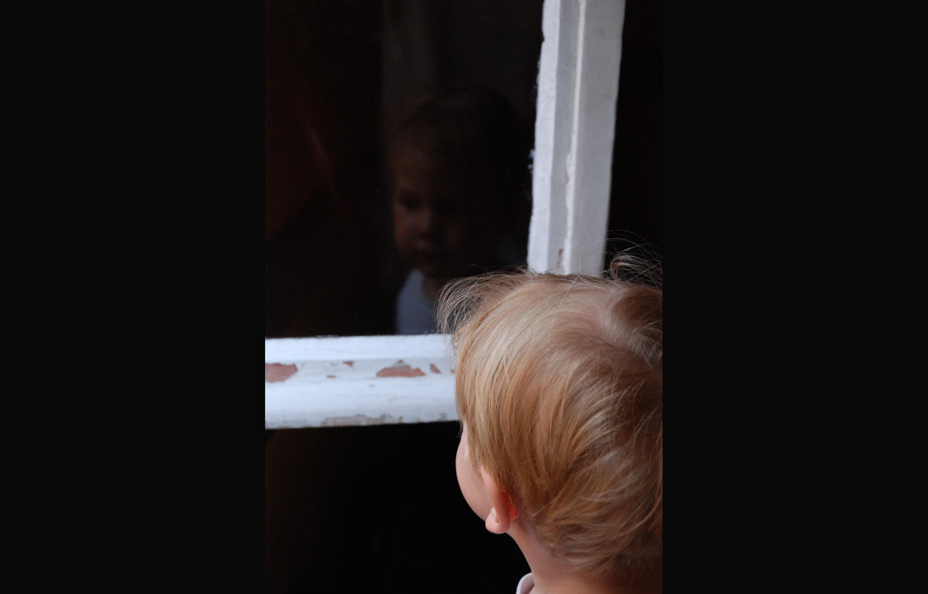 Ребенок у окна. Мама застряла в окне. Ребенок 3 года свесился с окна 2023. Сестра застряла в окне