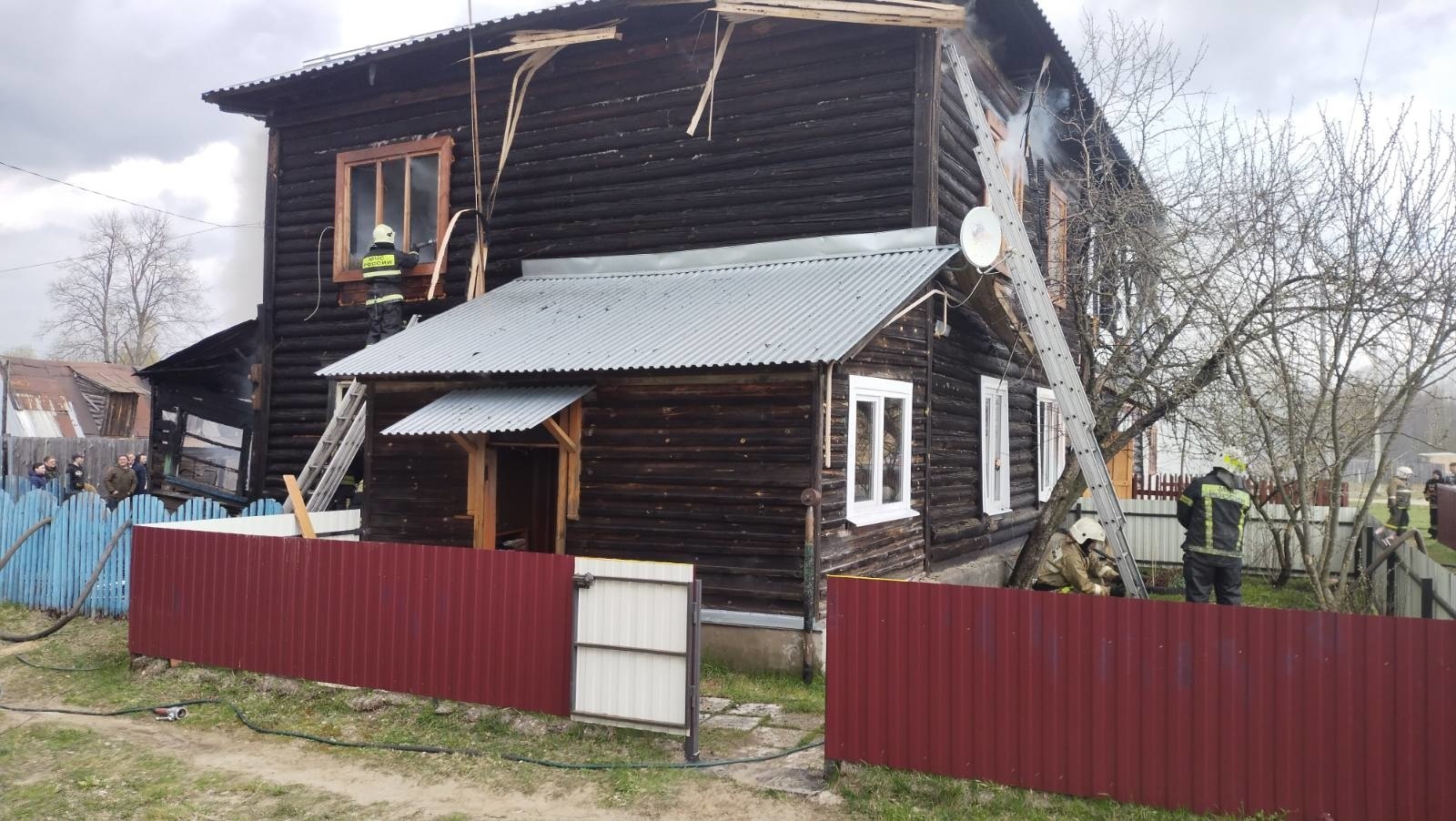 Крупный пожар в Гусь-Хрустальном районе уничтожил пару квартир