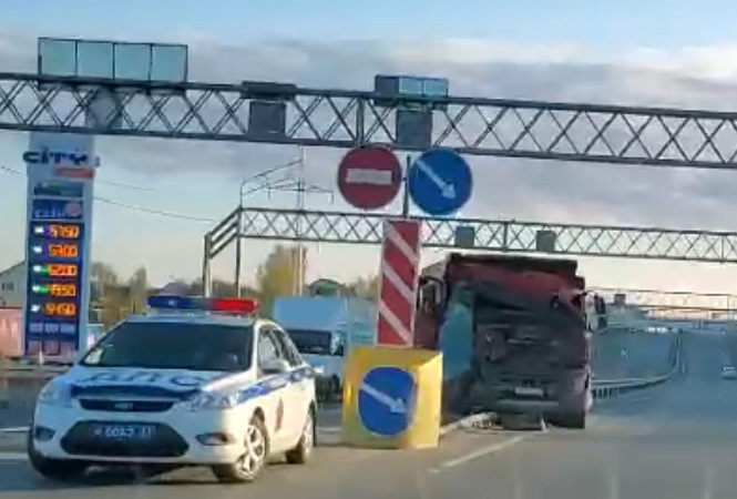  на Пекинке столкнулись два грузовика