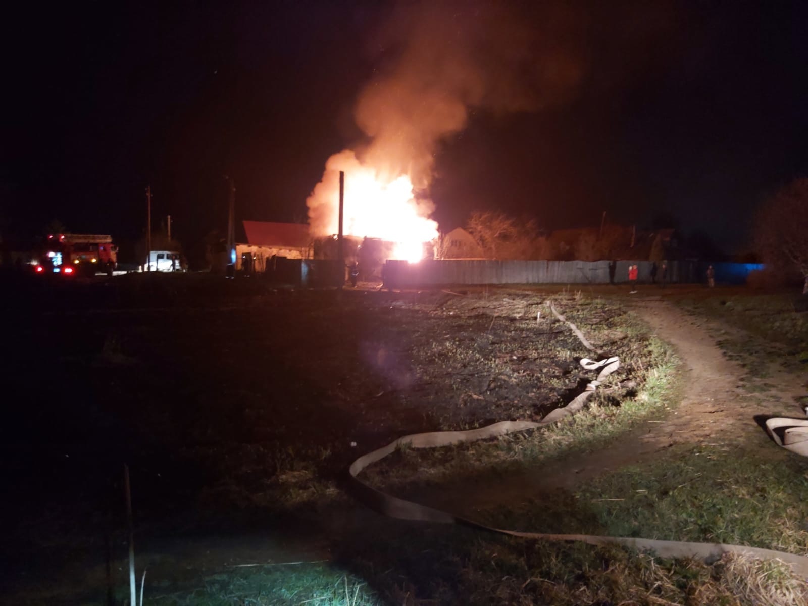 В Струнине из-за пожара обвалилась кровля дома