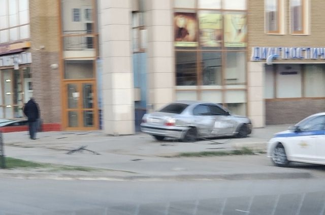 В офис на Студёной горе врезался автомобиль