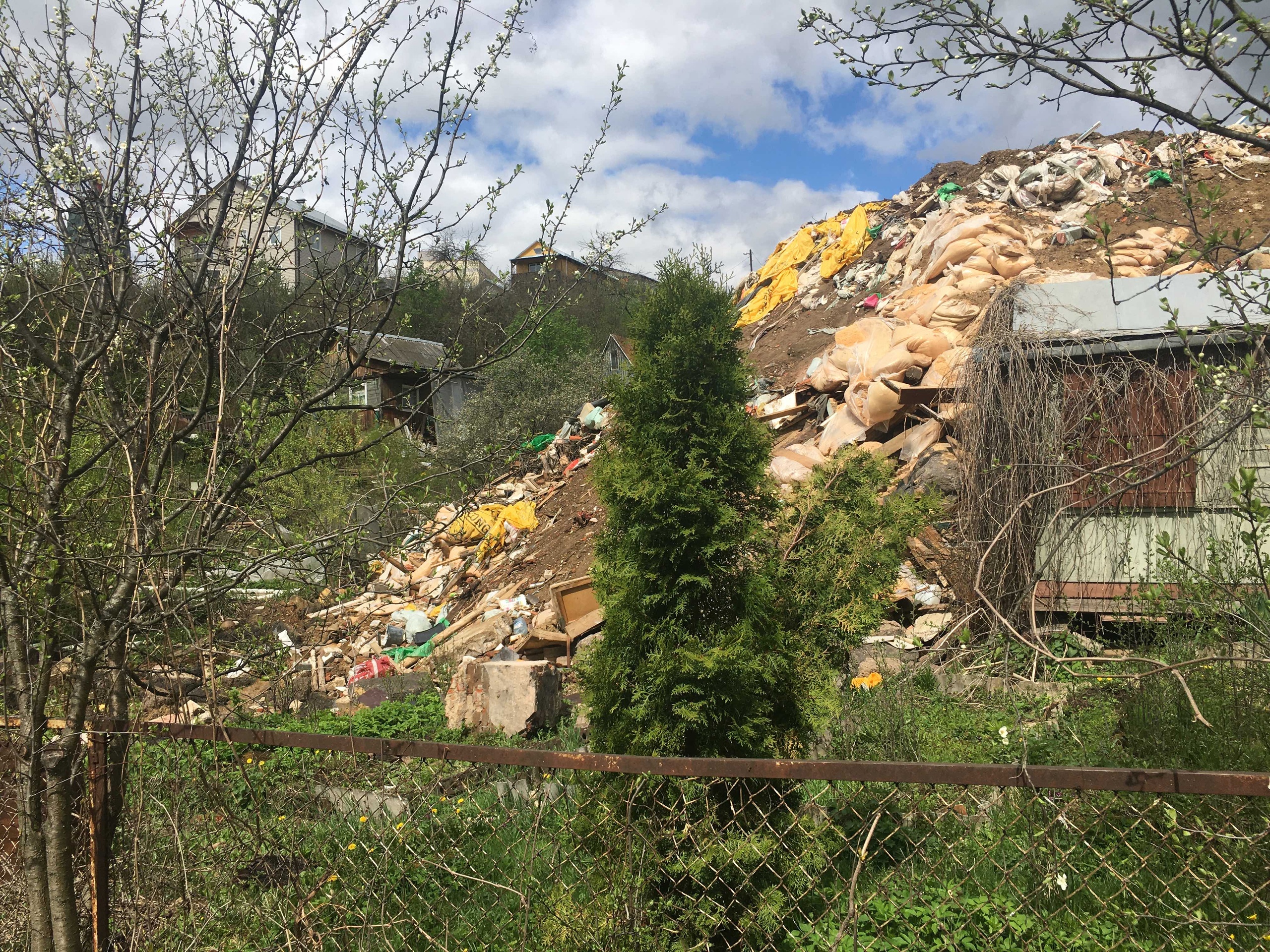 В коллективных садах в Добром выросла многометровая свалка мусора