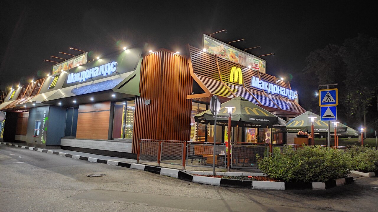 Рестораны "Макдоналдс" вернутся в Россию под новым брендом уже этим летом