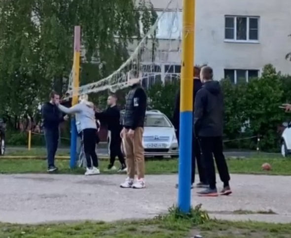 Во Владимире женщина с щёткой напала на детей-волейболистов