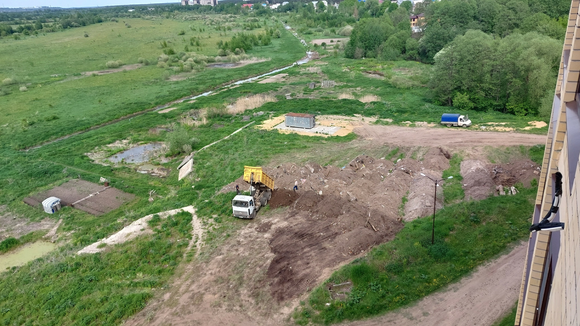 В Коммунаре пойму Клязьмы засыпают строительным мусором