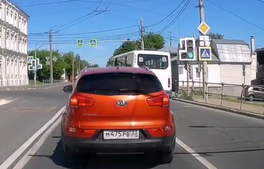 Во Владимире водитель маршрутки выехал на перекрёсток на запрещающий сигнал