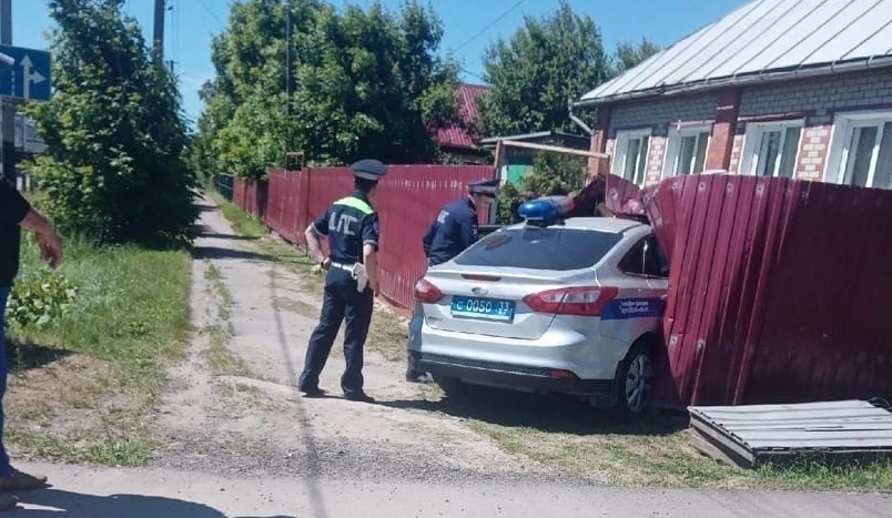 В Вязниковском районе машина ДПС протаранила забор