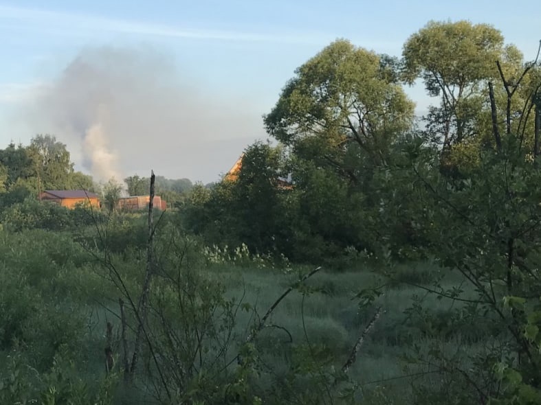 Два скромных героя разбудили и вывели из загоревшегося дома двух человек