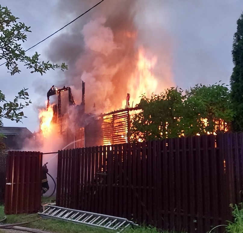 От удара молнии в Петушинском районе сгорел дом