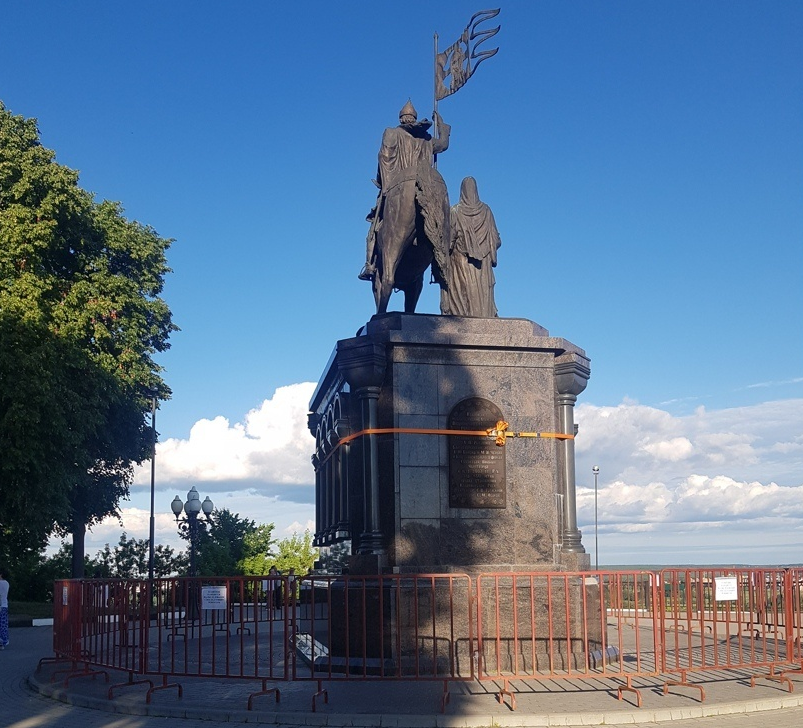 В парке Пушкина разрушается памятник святителям Владимирской земли