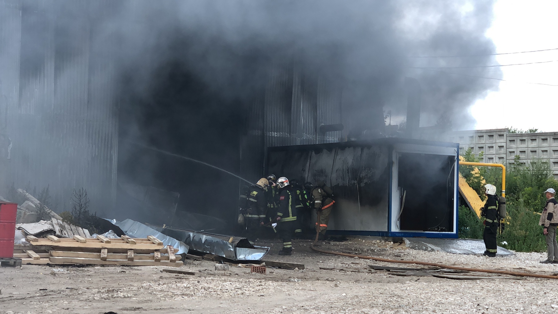 Пожарные предотвратили взрыв кислородных баллонов в Коврове
