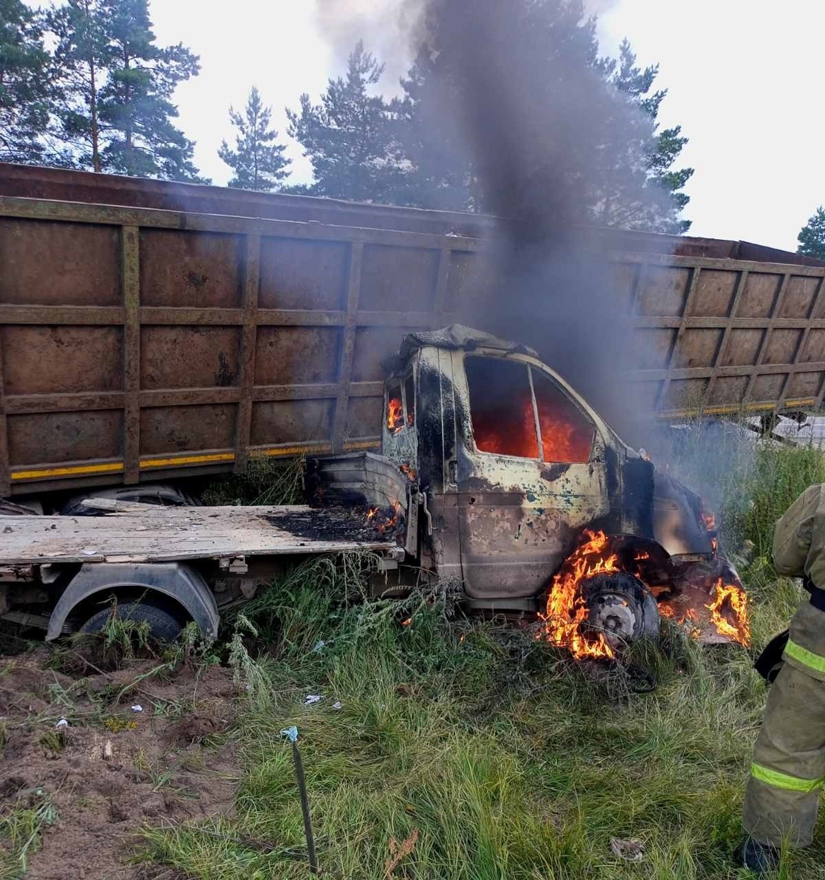 В Муромском районе сгорел попавший в ДТП грузовик