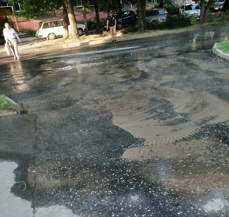 Во Владимире на Белоконской уже несколько дней течёт река из кипятка