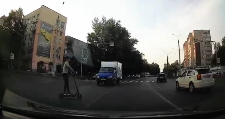 В Добром безумец на самокате бросался прямо под колёса автомобилей 