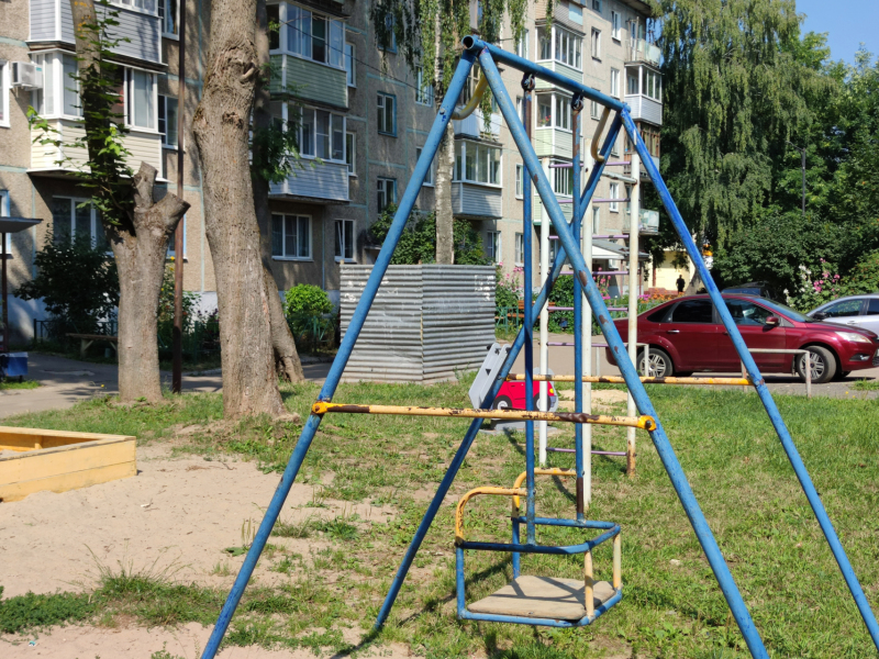 Во Владимире активисты прогулялись по детским площадкам и почти на всех нашли нарушения