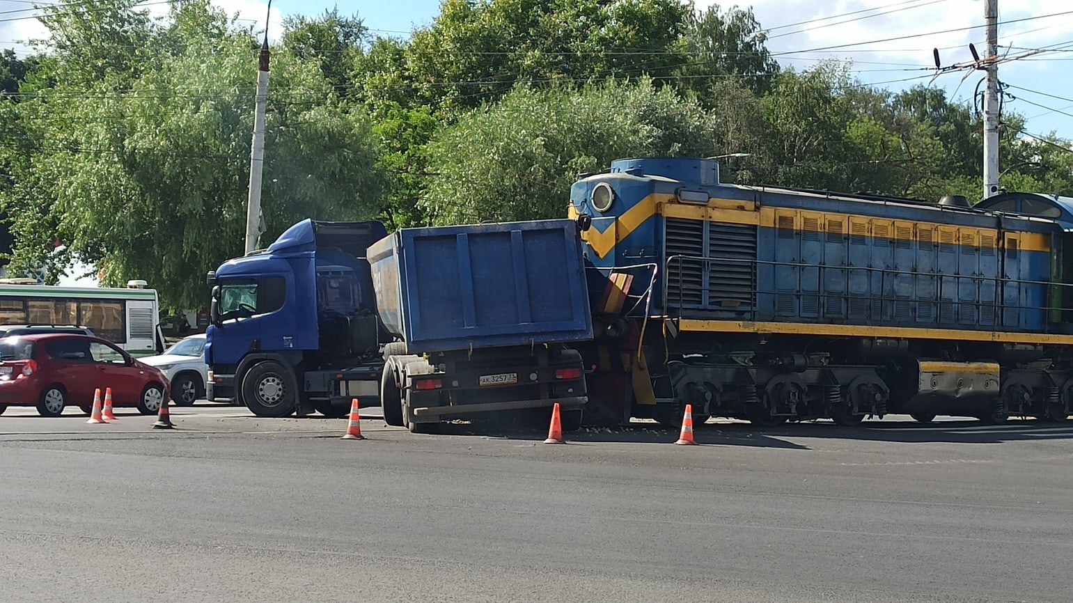 На Большой Нижегородской во Владимире грузовик столкнулся с тепловозом