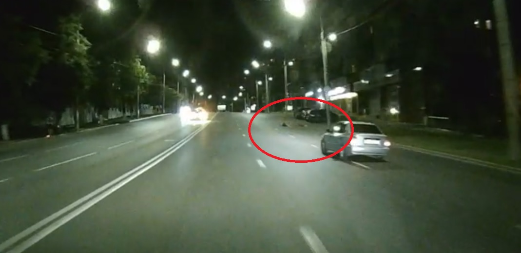 Во Владимире на видео попал момент падения парня на самокате прямо перед авто