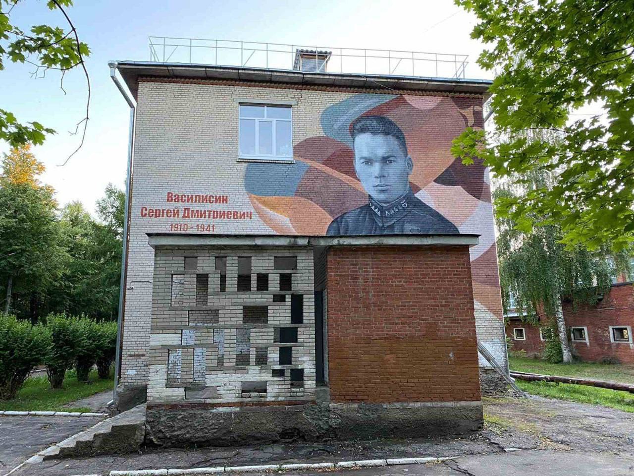 Граффити с изображением героя СССР Дмитрия Василисина появилось на торце школы №31