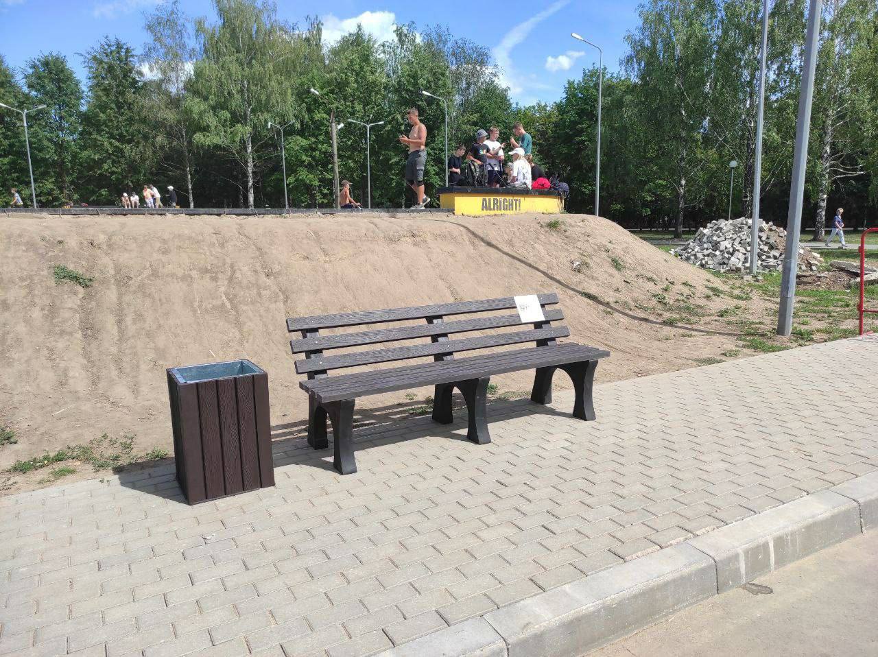 Во Владимире в парке "Добросельский" поставили скамейку из пластикового мусора