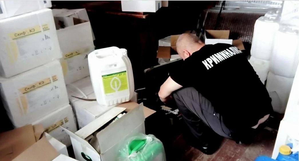 В Суздальском районе три вора украли средства борьбы с сорняками на 4 млн рублей