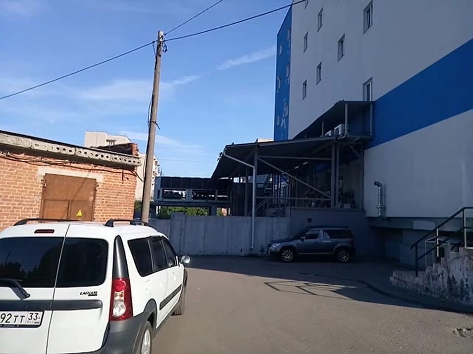 Жители Доброго жалуются на жуткий шум от кондиционера за ТЦ "Восток"