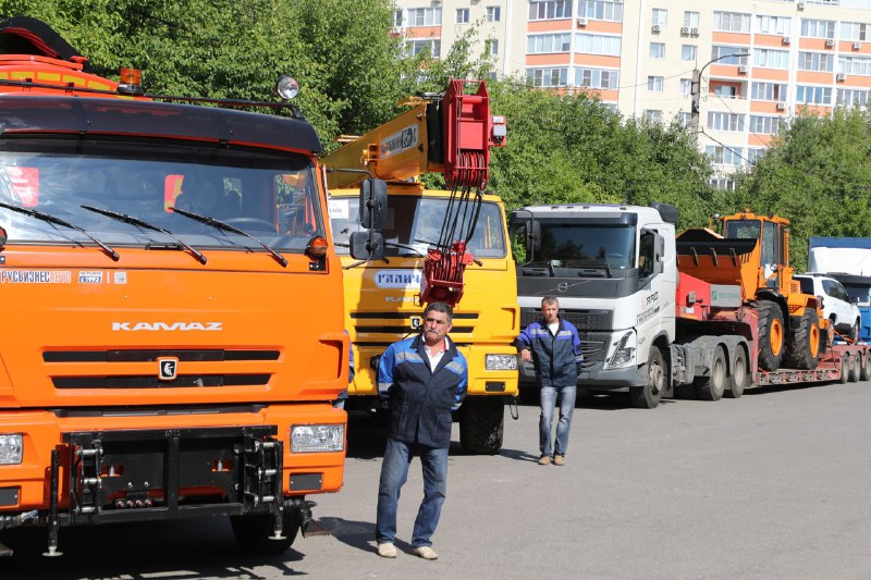 В Докучаевск из Владимира отправились 7  единиц коммунальной и строительной техники
