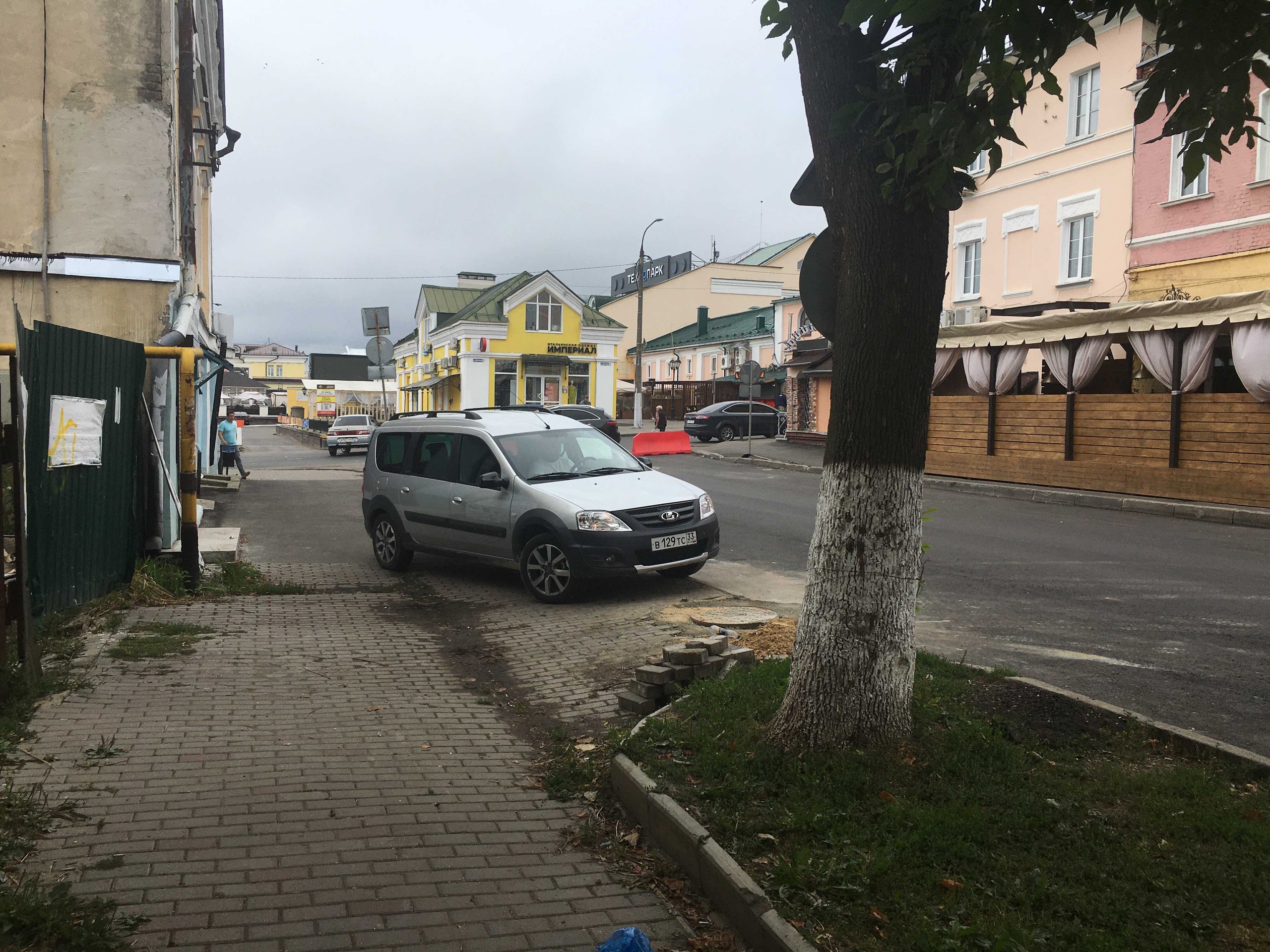 Водители-хамы объезжают ремонт дороги прямо по тротуару и раздвигают ограждения