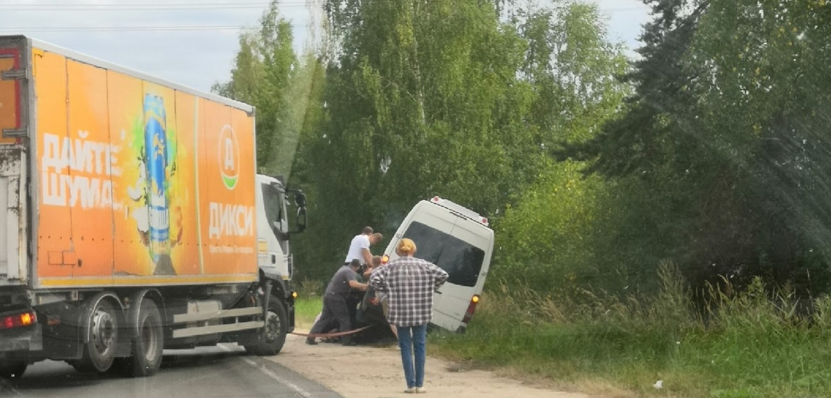 Во Владимирской области водитель пошел за черникой, а его "ГАЗель" скатилась в кювет