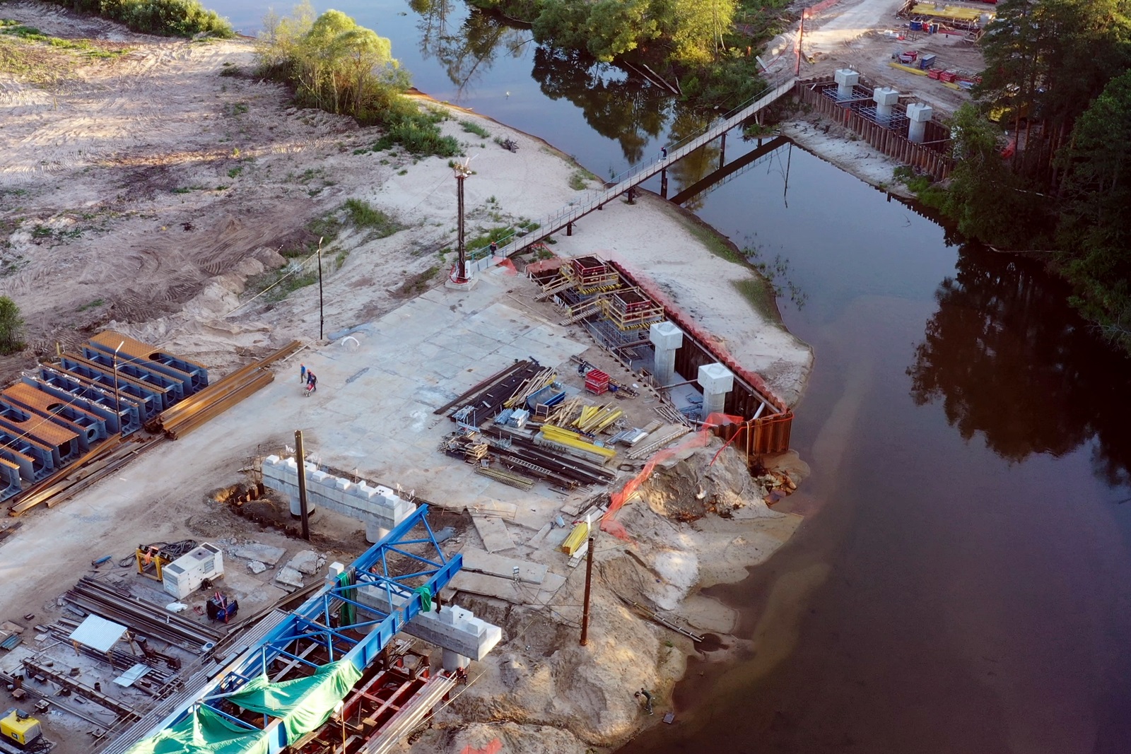 Строители М-12 возводят новый широкий мост через реку Киржач