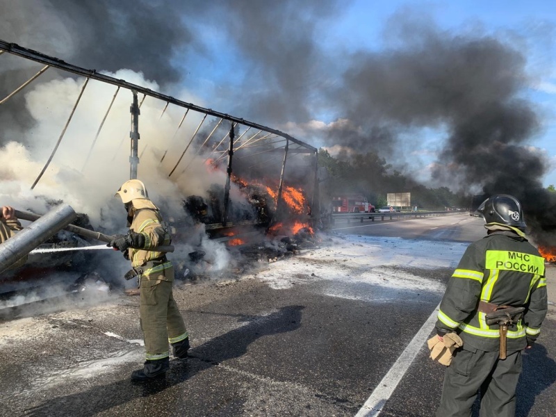 В Гороховецком районе грузовик врезался в отбойник и сгорел