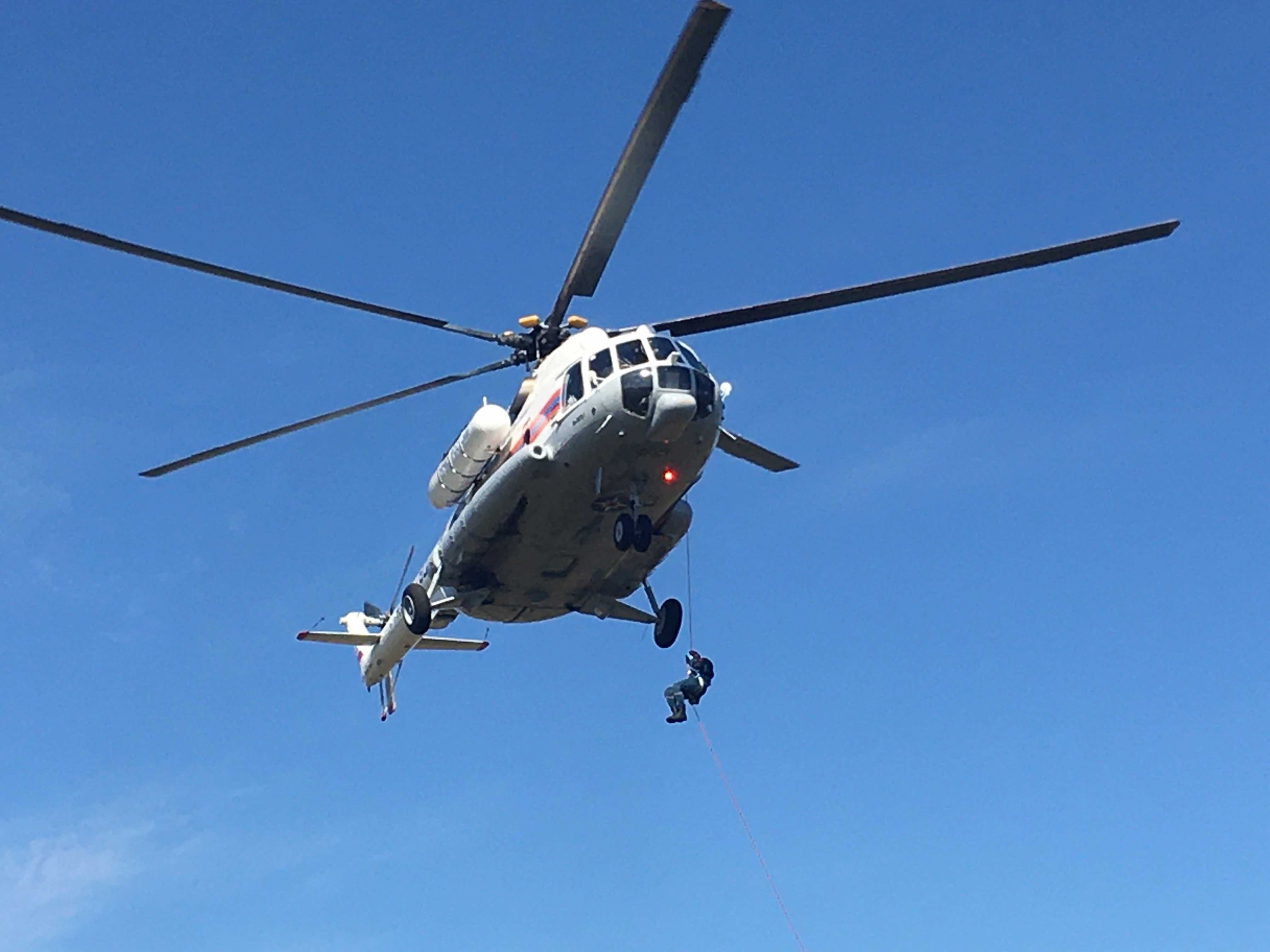 Спуск с вертолёта с высоты 30 метров: спасатели МЧС провели учения 