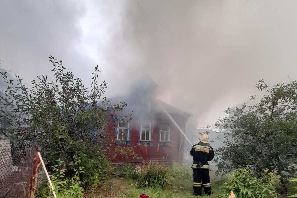 В Петушках из-за несвоевременного звонка в МЧС сгорела кровля частного дома