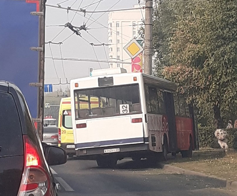 На Площади Победы во Владимире рейсовый автобус влетел в столб