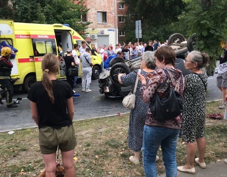 Жуткая авария во Владимире: на улице Чайковского перевернулся автомобиль