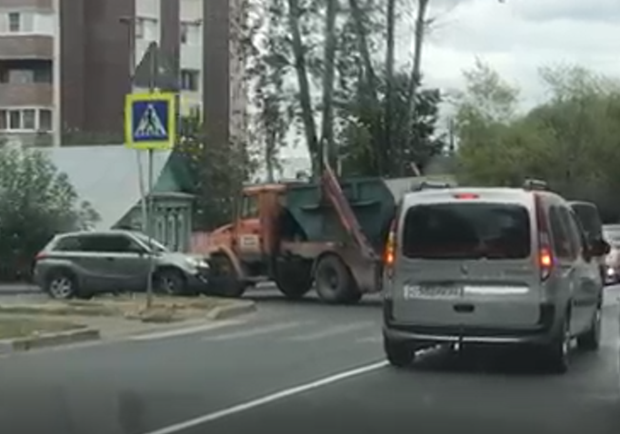  мусоровоз въехал во внедорожник