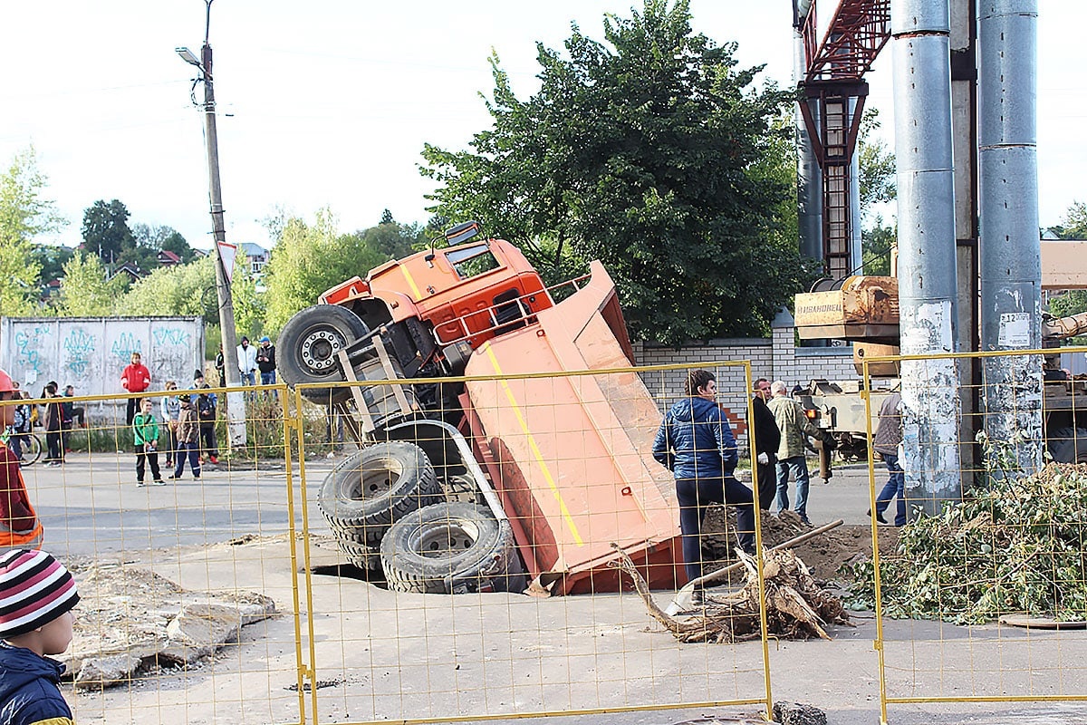 В Кольчугино "КАМАЗ" коммунальщиков ушёл под асфальт