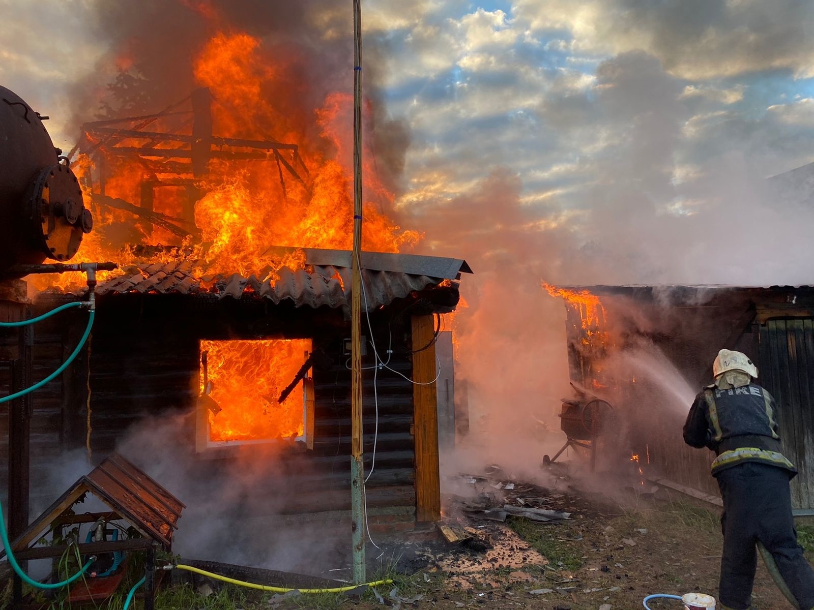 В Александровском районе из-за несвоевременного звонка в МЧС сгорел жилой дом 