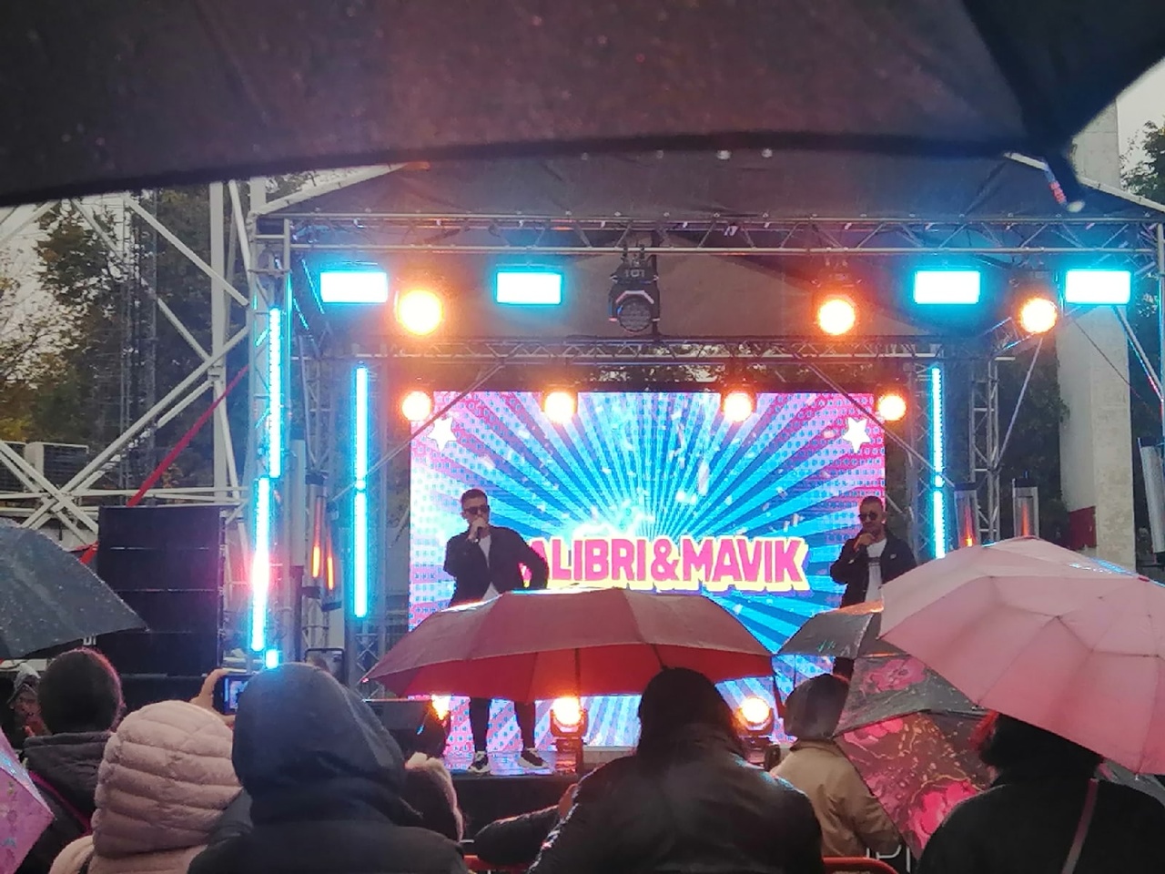 в ливень к толпе владимирцев вышли авторы "Федерико Феллини"