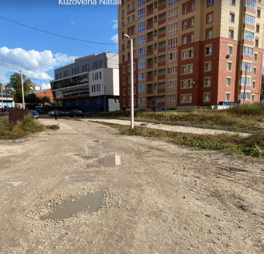 Жильцы дорогих квартир на улице Мира уже 3 года живут без дороги