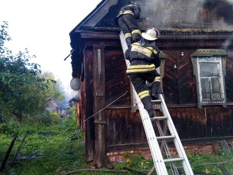 В Селивановском районе при пожаре из-за неисправной электросети пострадала женщина