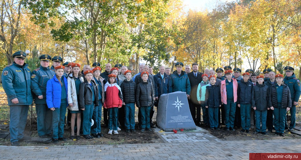 В честь 90-летия гражданской обороны во Владимире посадили алтайские кедры