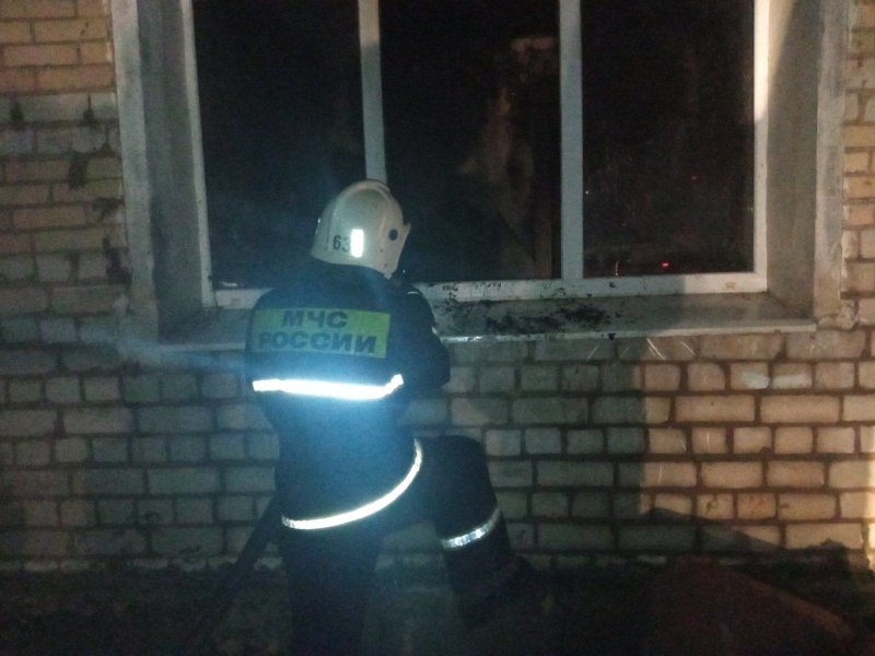 В Камешковском районе 15 пожарных ликвидировали возгорание в многоквартирном доме